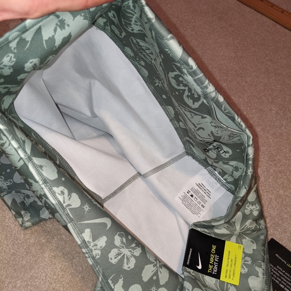 Nwts Women's Nike training dri-fit green butterfly bike shorts - Picture 7 of 16